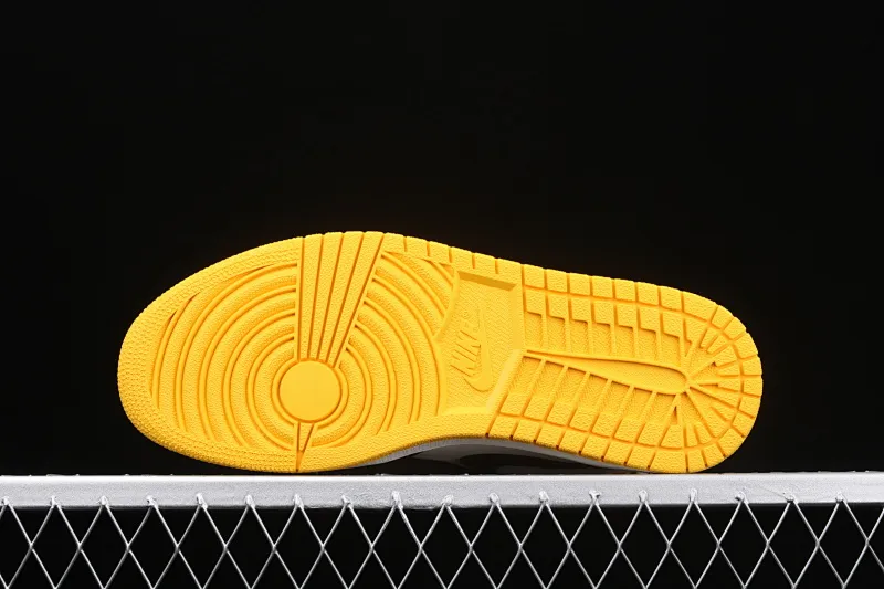 All categories Air Jordan Jordan series basketball shoes Air Jordan 1 High pure original version Air Jordan AJ1 Retro High OG "Yellow Toe" AJ1 Hornet Joe 1 black and yellow toe AR1020-700